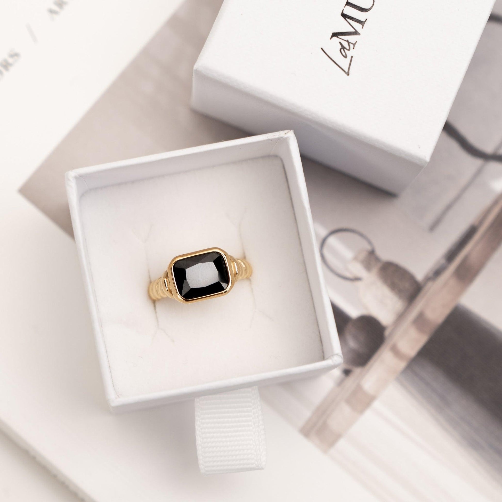 Gemstone Twist Ring Black | La Musa Jewellery