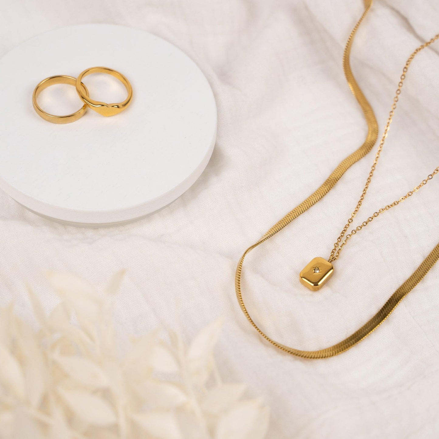 Gold Minimalist Ring | Snake Chain Necklace | Chloe Pendant Necklace | Heart Signet Ring | La Musa Jewellery